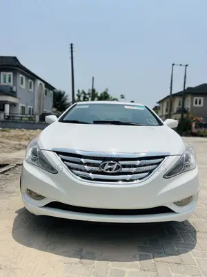 Hyundai Sonata SE 2.0T Sedan FWD (2.0L 4cyl 6A) 2011 White