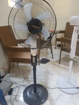 16" Dowzibo Solar Standing Fan. It Comes Panel and Battery Storage.