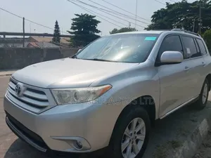 Toyota Highlander Plus 3.5L 4WD 2013 Silver