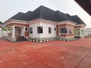 4bdrm Bungalow in Amagba, Gra, Benin City for sale