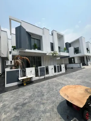 5bdrm Duplex in Chevron for sale