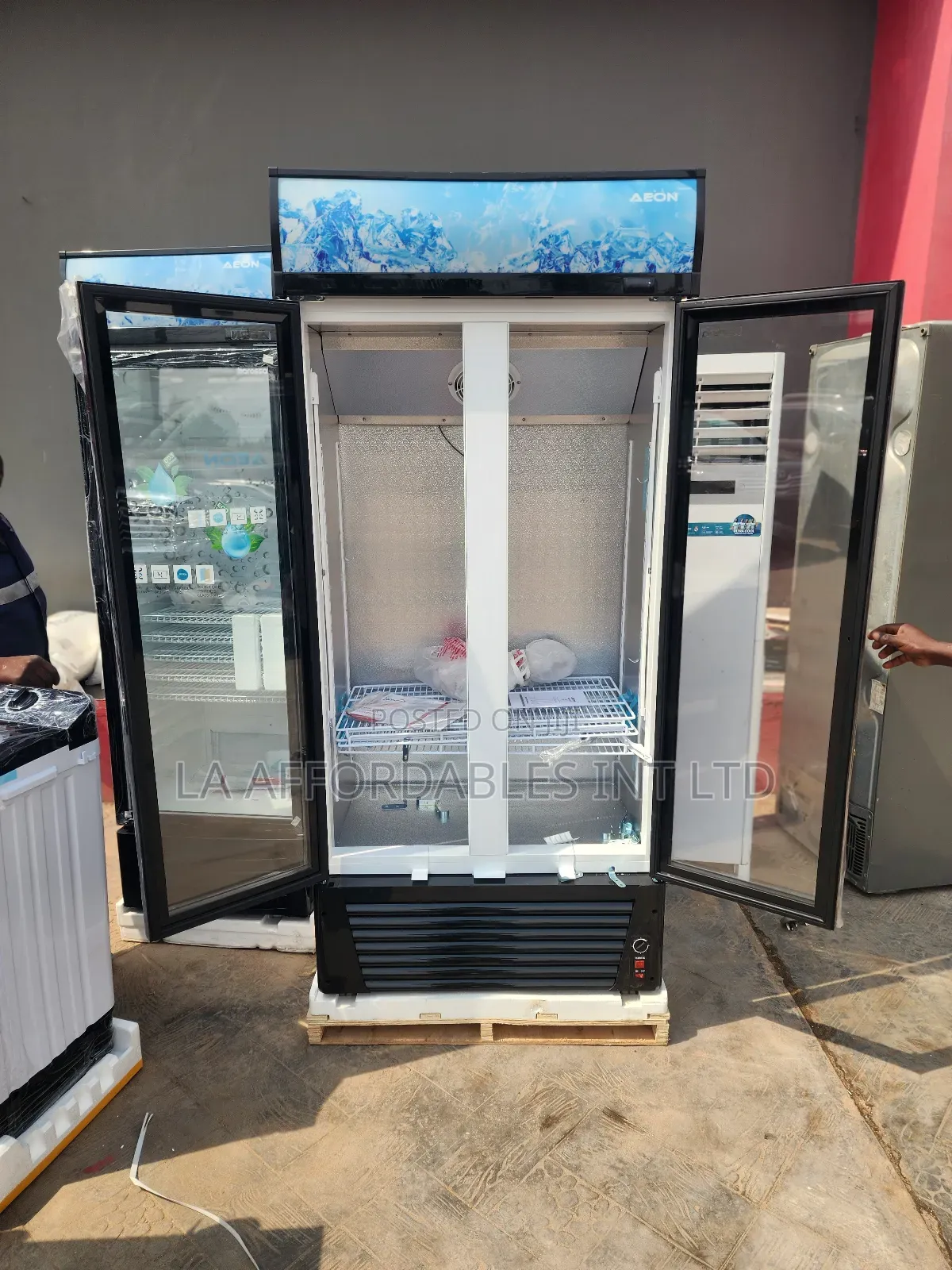 Aeon Show Case. Model No: Asc520