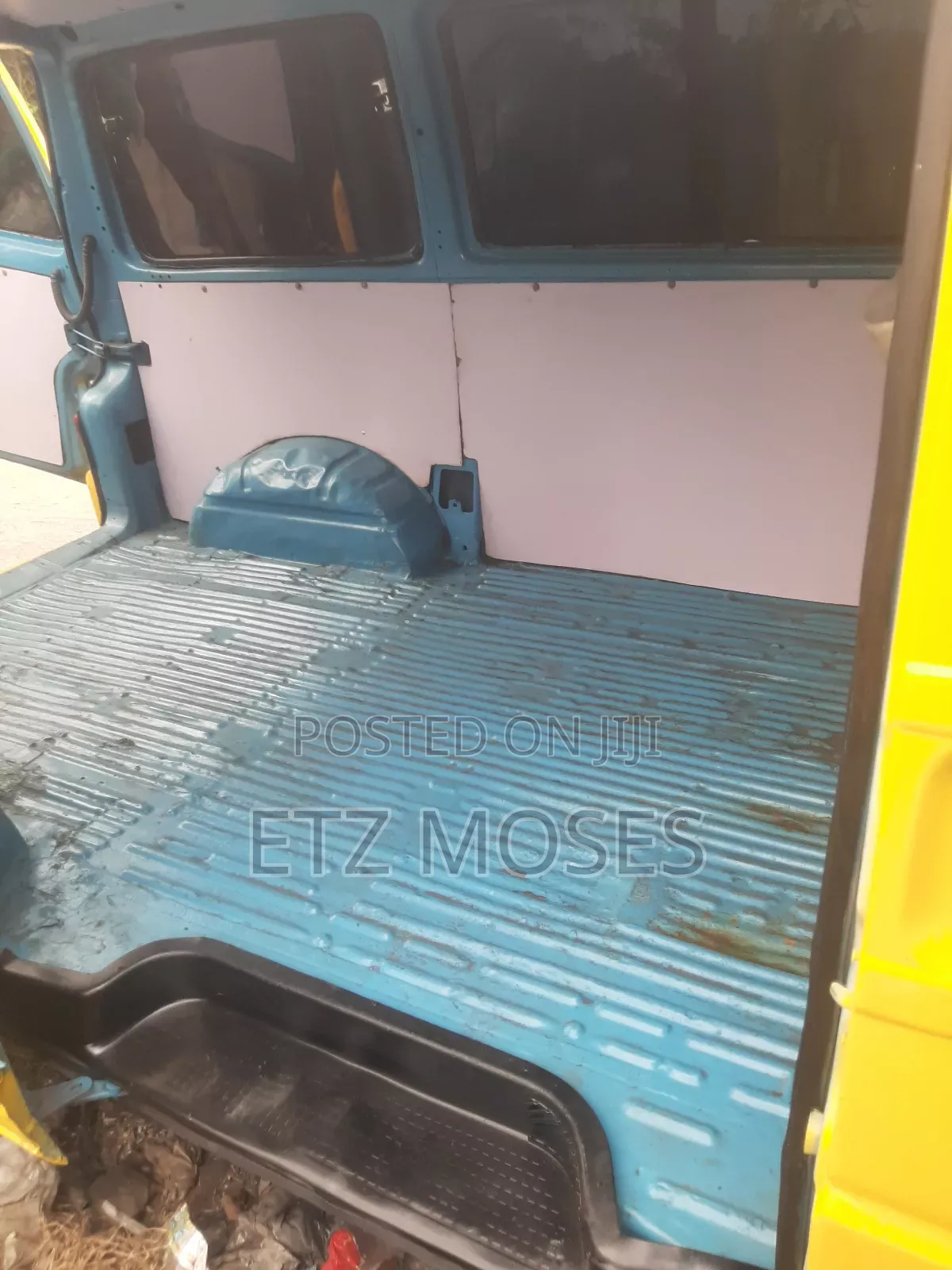 Volkswagen Transporter 2000 Yellow