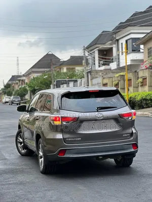 Toyota Highlander LE 4dr SUV AWD (3.5L 6cyl 6A) 2014 Gray