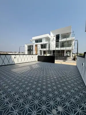 5bdrm Duplex in Chevron for sale