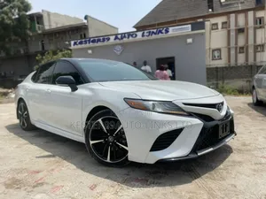 Toyota Camry XSE FWD (2.5L 4cyl 8AM) 2018 White