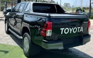 New Toyota Hilux 2025 Black