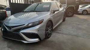 Toyota Camry SE 2021 Silver