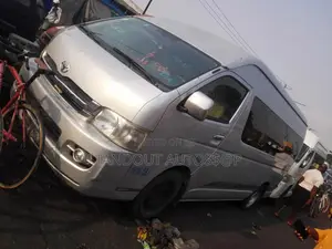 Toyota HiAce 2014 Silver