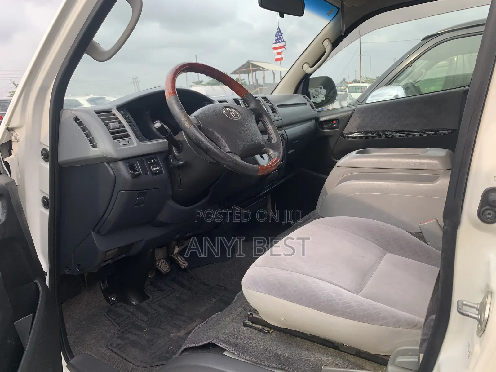 Toyota HiAce 2011 White