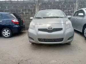 Toyota Yaris Base Sedan 4dr 2010 Silver