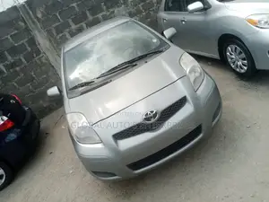 Toyota Yaris Base Sedan 4dr 2010 Silver