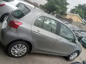 Toyota Yaris Base Sedan 4dr 2010 Silver