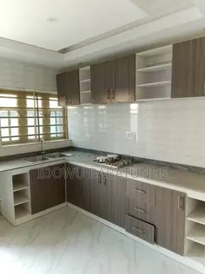 3bdrm Block of Flats in Foursquare Eruwen, Erunwe for rent
