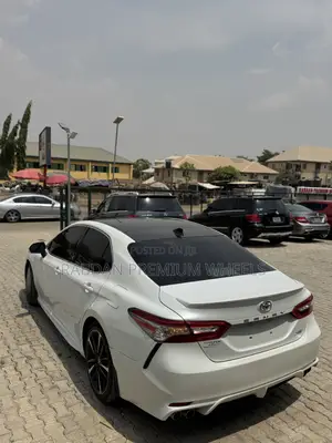 Toyota Camry XLE V6 (3.5L V6 8A) 2019 White
