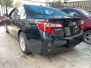 Toyota Camry SE 4dr Sedan (2.5L 4cyl 6A) 2012