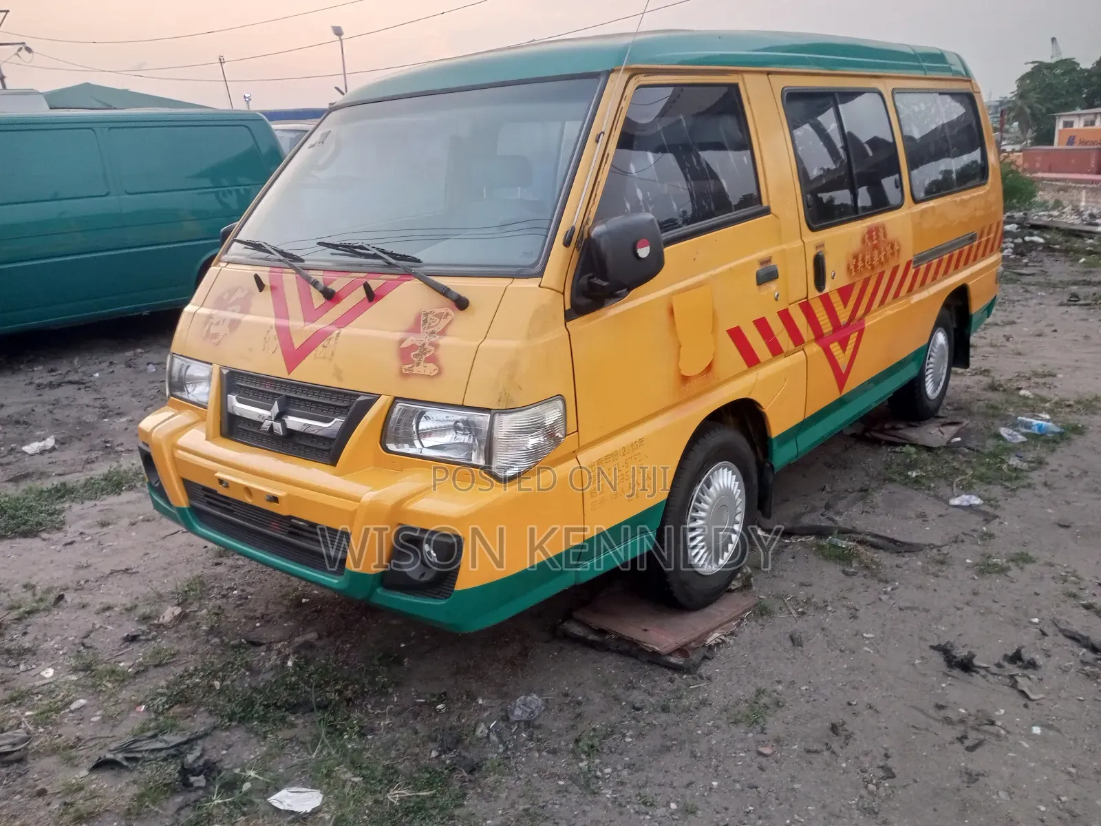 Mitsubishi L300 2017 Yellow