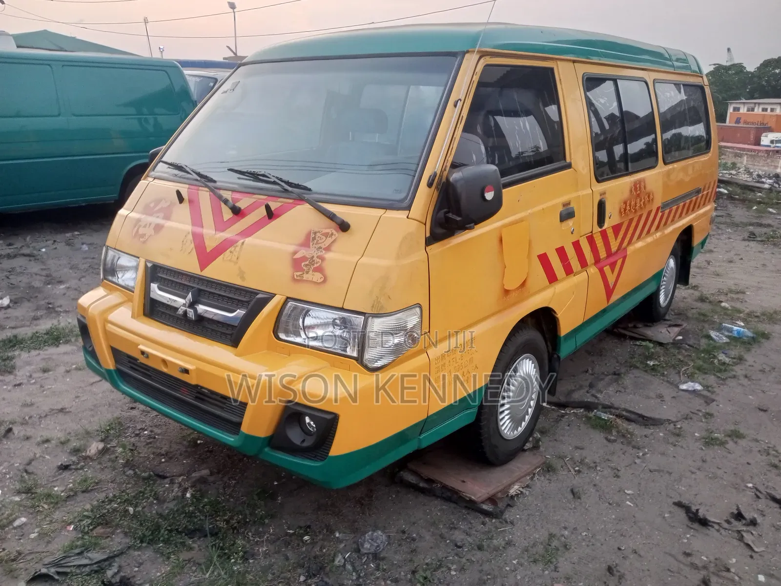 Mitsubishi L300 2017 Yellow