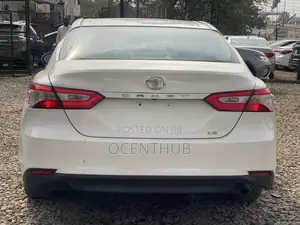 Toyota Camry SE FWD (2.5L 4cyl 8AM) 2018 White