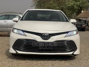 Toyota Camry SE FWD (2.5L 4cyl 8AM) 2018 White