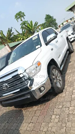 Toyota Tundra Limited 5.7L V8 4x2 CrewMax 5.6 ft. box 145.7 in. WB 2017