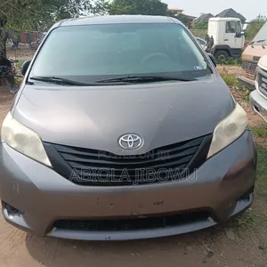 Toyota Sienna L 7-Passenger 4dr Minivan (3.5L 6cyl 6A) 2014 Gray