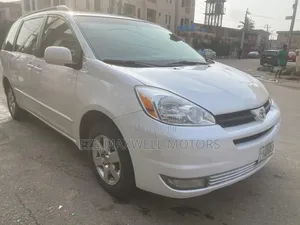 Toyota Sienna XLE FWD (3.3L V6 5A) 2004 White