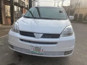 Toyota Sienna XLE FWD (3.3L V6 5A) 2004 White