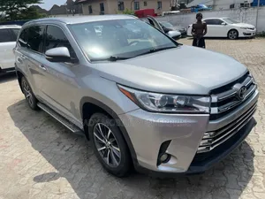 Toyota Highlander XLE 4x4 V6 (3.5L 6cyl 8A) 2017 Silver