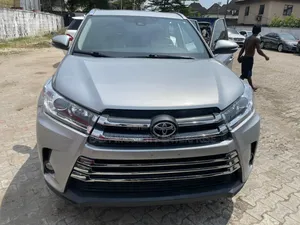 Toyota Highlander XLE 4x4 V6 (3.5L 6cyl 8A) 2017 Silver