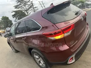 Toyota Highlander LE V6 4x4 (3.5L 6cyl 6A) 2016 Red