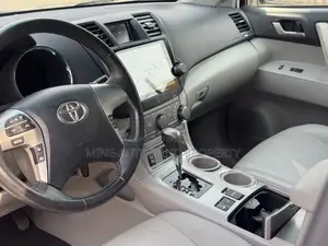 Toyota Highlander SE 2012 Silver