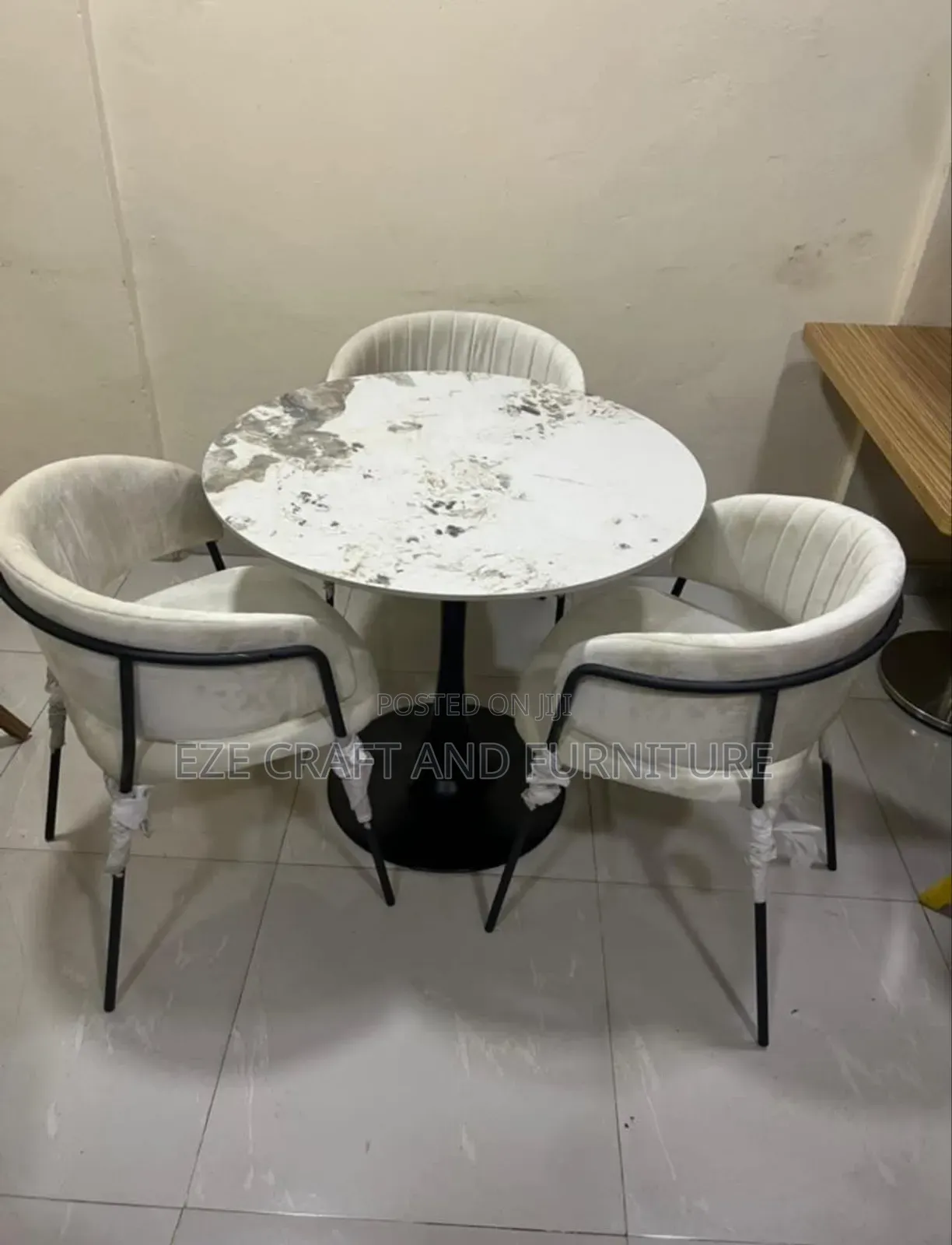 Smart Modern Dining Set by 4seaters