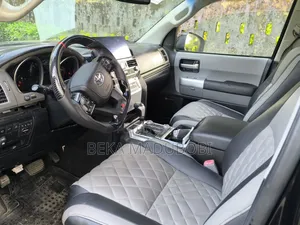 Toyota Sequoia Platinum 4dr SUV 4WD (5.7L 8cyl 6A) 2010 Black