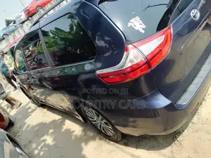 Toyota Sienna XLE Premium AWD 2019 Blue