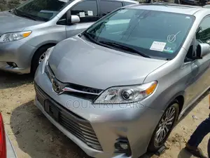 Toyota Sienna XLE FWD 2019 Silver