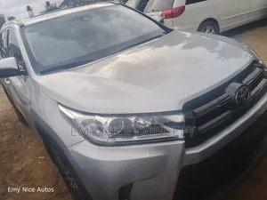 Toyota Highlander SE 4x4 V6 (3.5L 6cyl 8A) 2018 Silver