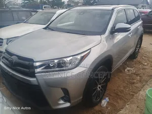 Toyota Highlander SE 4x4 V6 (3.5L 6cyl 8A) 2018 Silver
