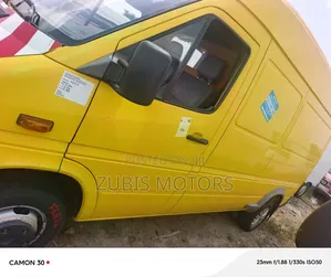 Mercedes-Benz Sprinter 2000 Yellow