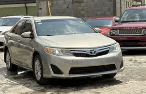 Toyota Camry LE 4dr Sedan (2.5L 4cyl 6A) 2013 Gold