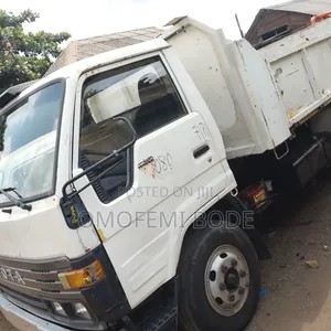 Toyota Dyna400 Six Tyres Tiper Bucket Diesel Truck