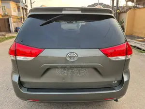 Toyota Sienna 2011 Gray