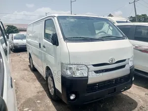 Toyota HiAce 2015 White