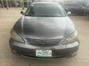 Toyota Camry XLE V6 4dr Sedan (3.0L 6cyl 5A) 2005 Gray