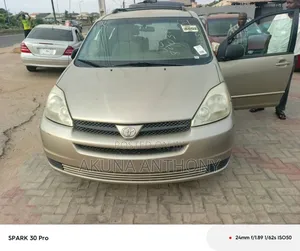 Toyota Sienna 2005 Gold