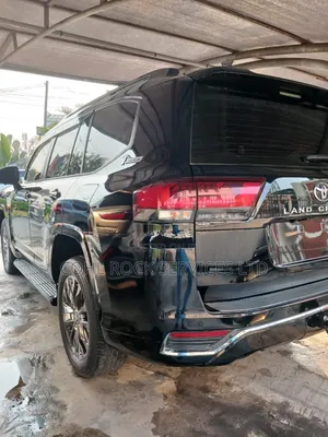 Toyota Land Cruiser LC300 2023 Black