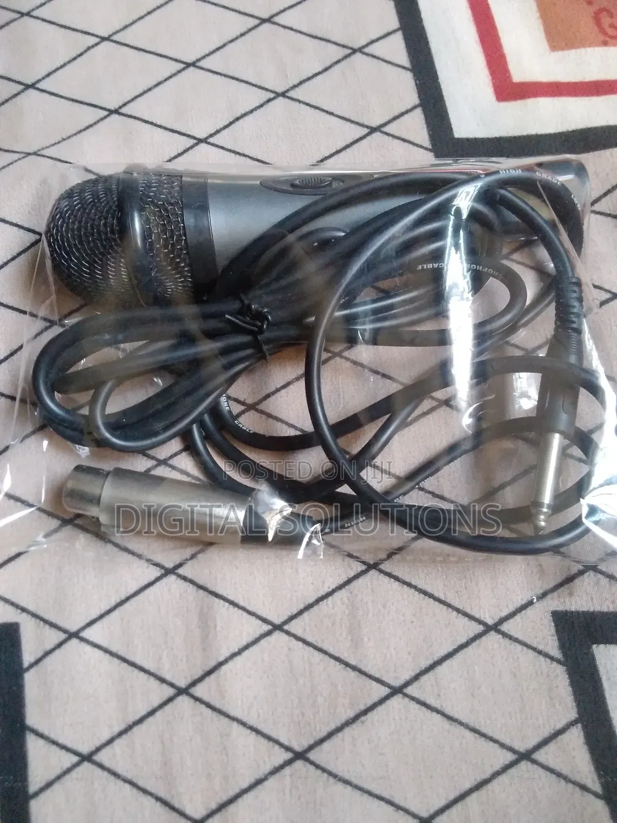 Best Quality Wired Microphone (Classic Audio Output).