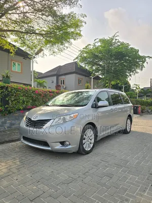 Toyota Sienna LE 7-Passenger 4dr Minivan AWD (3.5L 6cyl 6A) 2014 Silver