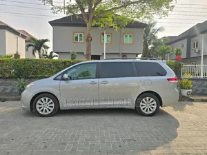 Toyota Sienna LE 7-Passenger 4dr Minivan AWD (3.5L 6cyl 6A) 2014 Silver