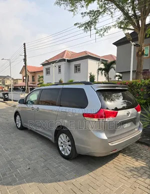 Toyota Sienna LE 7-Passenger 4dr Minivan AWD (3.5L 6cyl 6A) 2014 Silver